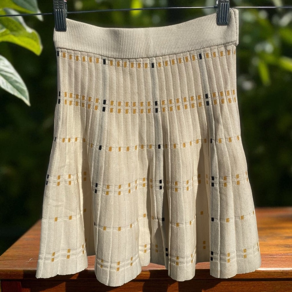 Elegant Cream Pleated knit Skirt
